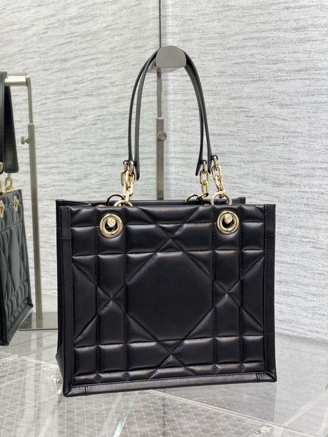 Handbag   Dior size  26.5*28*17 cm
