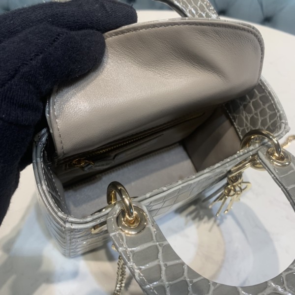 Handbag   Dior   size  17 x 7.5x 14 cm