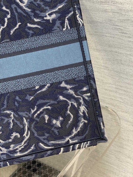  Handbag   Dior  size  42*18*35 cm