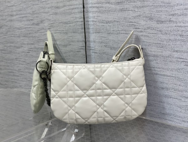 Handbag   Dior  size  25×16×2.5 cm