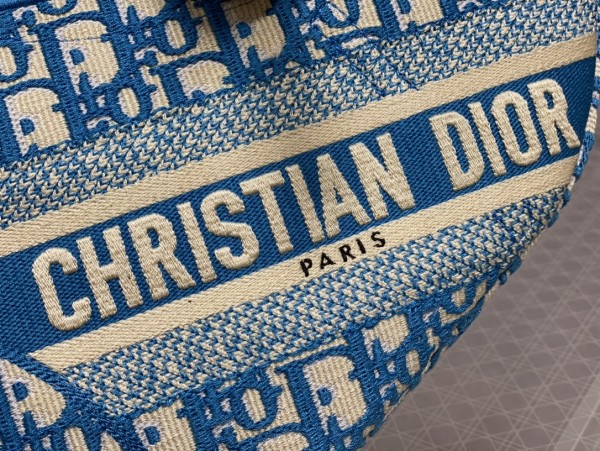 Handbag   Dior  size  25 cm