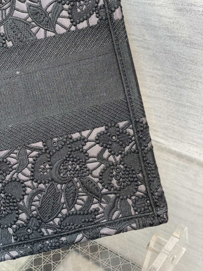  Handbag   Dior  size  24 cm