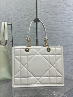 Handbag   Dior  size  36.5*28*17 cm