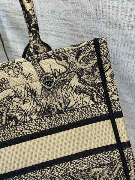 Handbag   Dior  size  26*8*22 cm