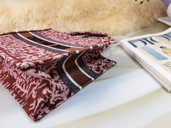 Handbag   Dior  size  36.5X28X16  cm