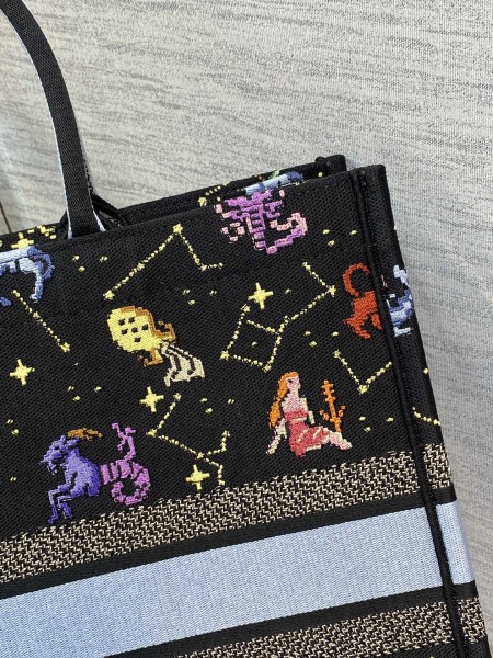 Handbag   Dior  size 42*18*35 cm