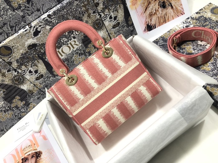 Handbag   Dior  M0565  size  24 x 20 x 11  cm