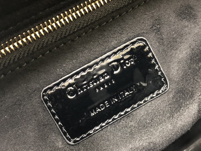 Handbag   Dior  M0565  size  24×20×11 cm