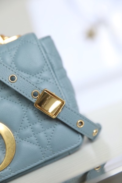  Handbag   Dior   size  20x12x7 cm