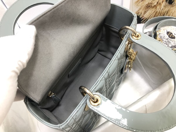 Handbag   Dior   M0565  size  24×20×11 cm