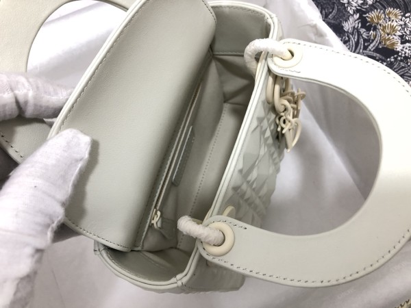 Handbag   Dior  M0505  size  17 x 15 x 7  cm