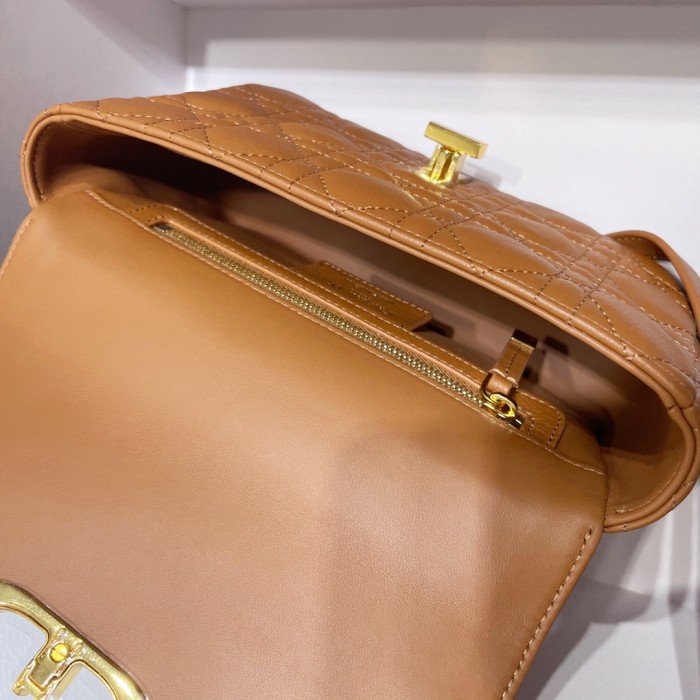  Handbag   Dior  size  20 x 12 x 7  cm