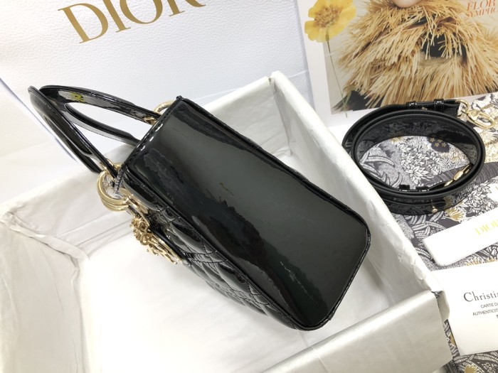 Handbag   Dior  M0538  size  20 x 16.5 x 8 cm