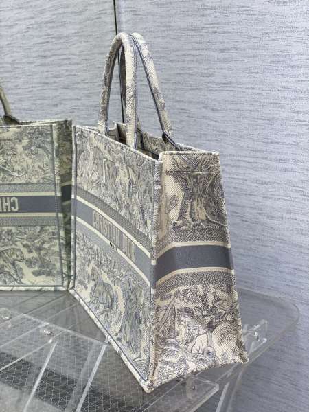 Handbag   Dior   size  42*18*35 cm