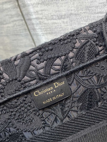  Handbag   Dior  size  24 cm