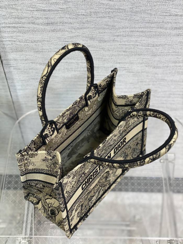 Handbag   Dior  size  26*8*22 cm