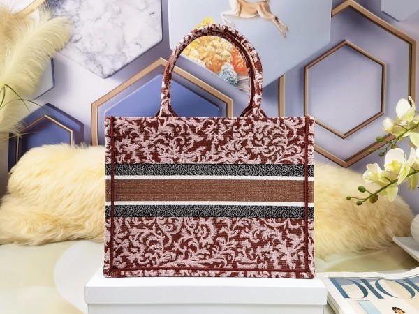 Handbag   Dior  size  36.5X28X16  cm