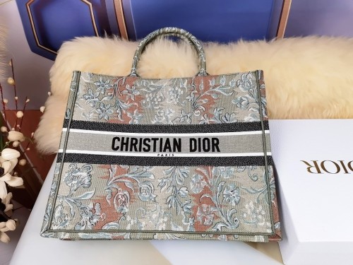  Handbag   Dior  size  41.5X35X18  cm