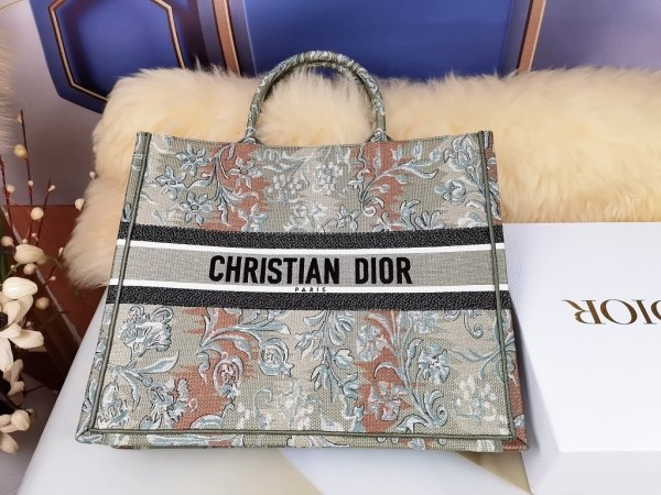  Handbag   Dior  size  41.5X35X18  cm