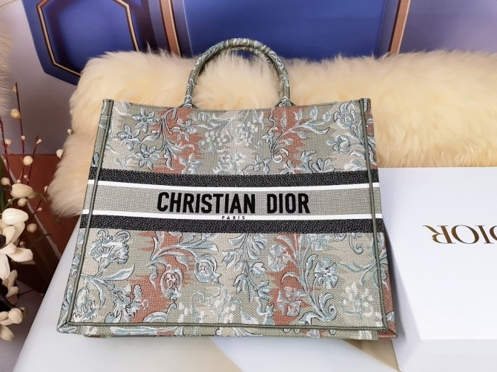  Handbag   Dior  size  41.5X35X18  cm
