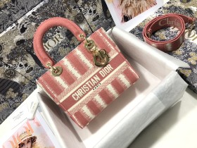 Handbag   Dior  M0565  size  24 x 20 x 11  cm