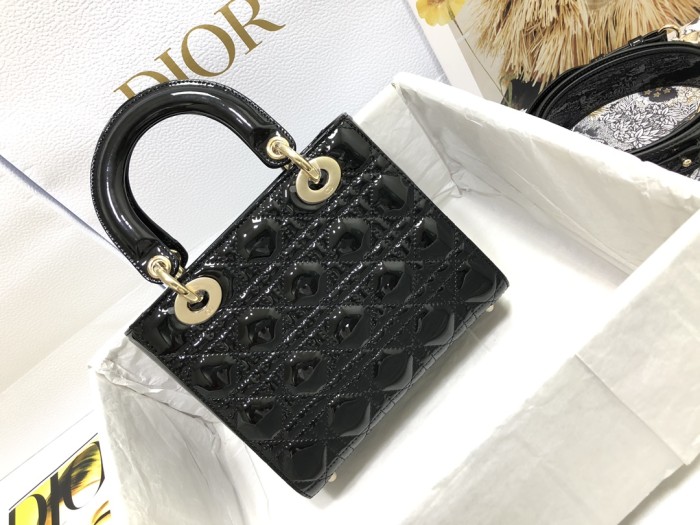 Handbag   Dior  M0538  size  20 x 16.5 x 8 cm