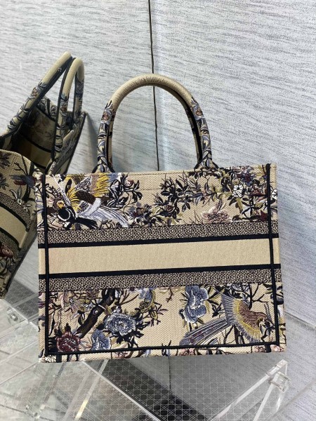 Handbag   Dior  size  36*18*28 cm