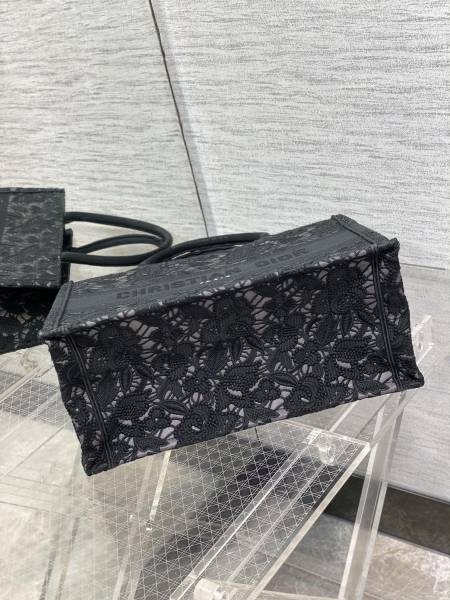  Handbag   Dior  size  24 cm