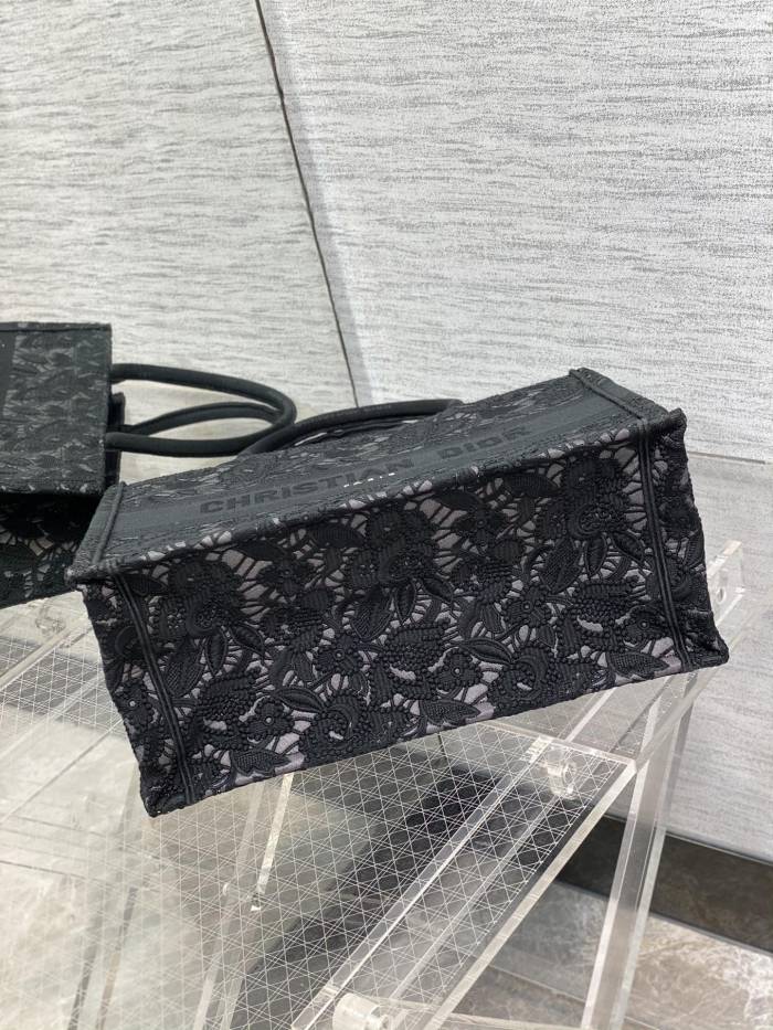  Handbag   Dior  size  24 cm