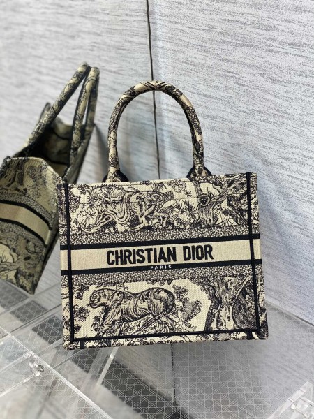 Handbag   Dior  size  26*8*22 cm