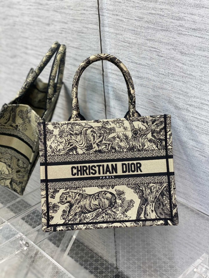 Handbag   Dior  size  26*8*22 cm