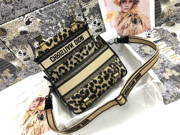 Handbag   Dior  M1241  size  23 x 15 x 8   cm