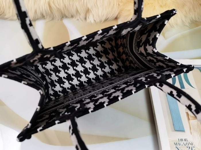  Handbag   Dior  size  26.5X24X17 cm