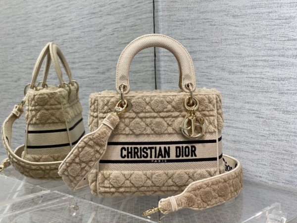 Handbag   Dior  size  24*20*11 cm