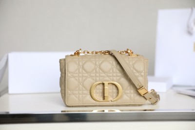 Handbag   Dior  size  20x12x7 cm