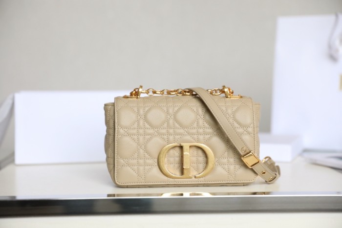 Handbag   Dior  size  20x12x7 cm