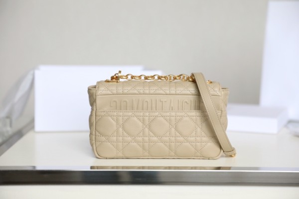 Handbag   Dior  size  20x12x7 cm