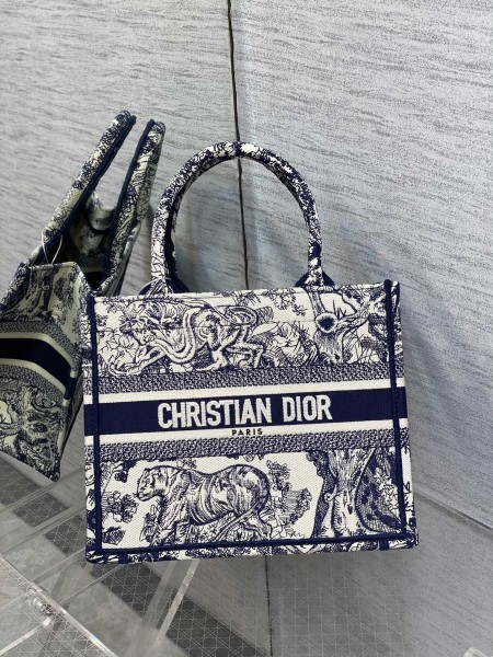 Handbag   Dior  size  26*8*22 cm