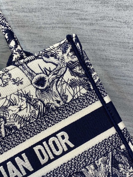 Handbag   Dior  size  26*8*22 cm