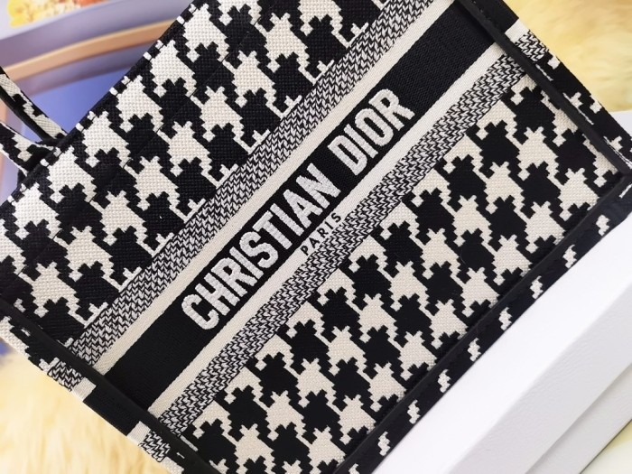  Handbag   Dior  size  26.5X24X17 cm