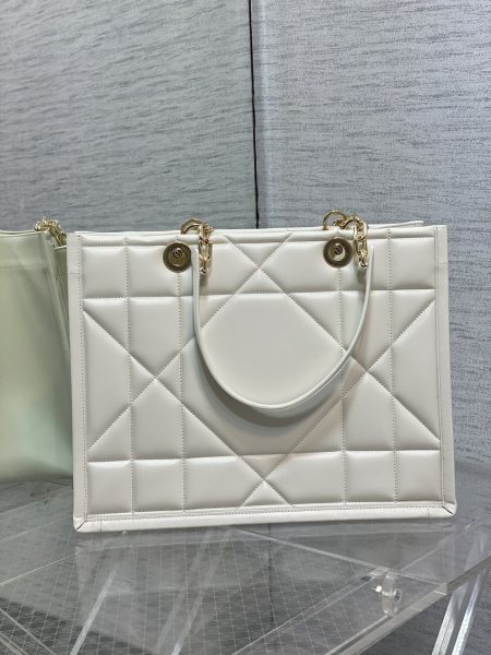 Handbag   Dior  size  36.5*28*17 cm