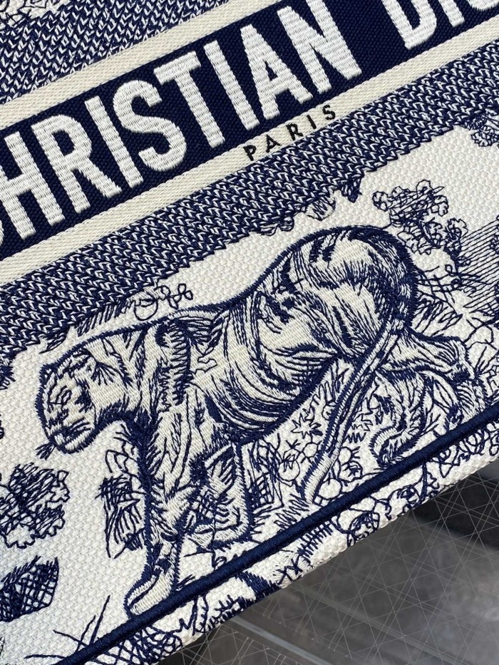 Handbag   Dior  size  36*18*28 cm