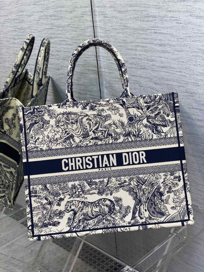 Handbag   Dior  size  42*18*35 cm