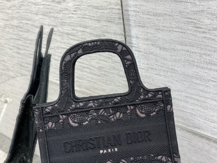  Handbag   Dior  size  23*7*17 cm