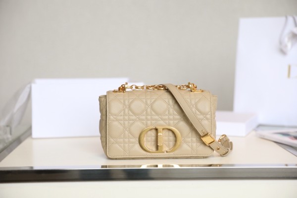 Handbag   Dior  size  20x12x7 cm