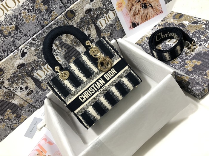 Handbag   Dior  M0565  size  24 x 20 x 11  cm