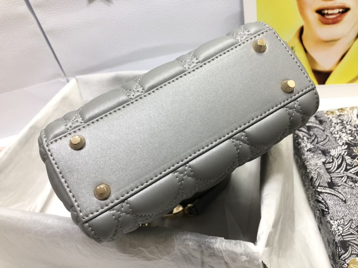 Handbag   Dior  M0505   size  17×15×7 cm