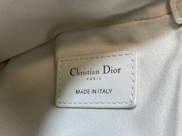 Handbag   Dior  size  25×16×2.5 cm