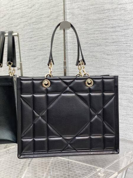 Handbag   Dior  size  36.5*28*17 cm