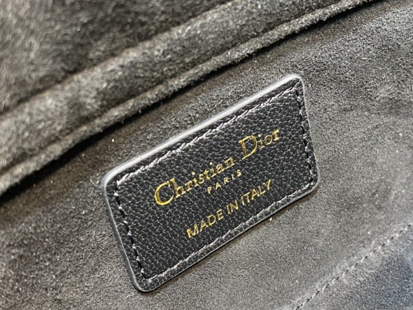 Handbag   Dior  size  22.5*6*11.5 cm